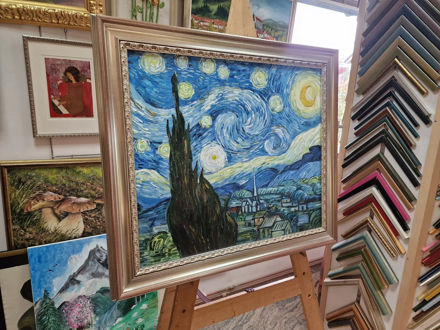 Vincent van Gogh – Zvezdna noč – ročno naslikana slika na platnu – fotografija 2 Vincent van Gogh – La Nuit étoilée – tableau sur toile, sur un chevalet, vue de côté, dans un cadre que vous pouvez choisir en option