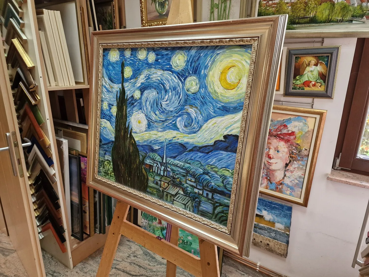 Vincent van Gogh – Zvezdna noč – ročno naslikana slika na platnu – fotografija 3 Vincent van Gogh – La Nuit étoilée – tableau sur toile, sur un chevalet, vue de l’autre côté, dans un cadre que vous pouvez choisir en option