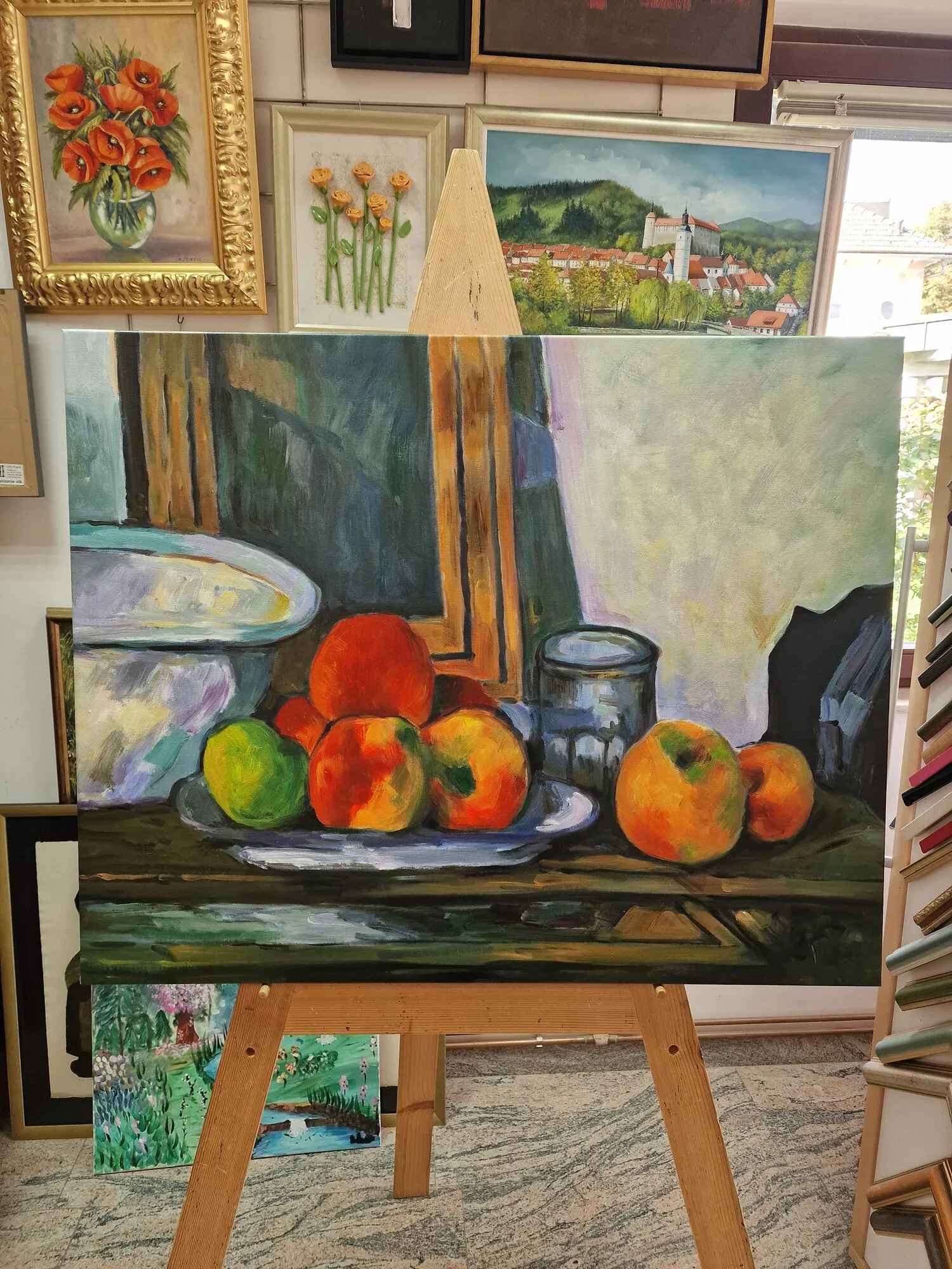 Paul Cézanne – Nature morte au tiroir ouvert – tableau peint à la main sur toile, sur un chevalet dans l’atelier d’encadrement, vue de face